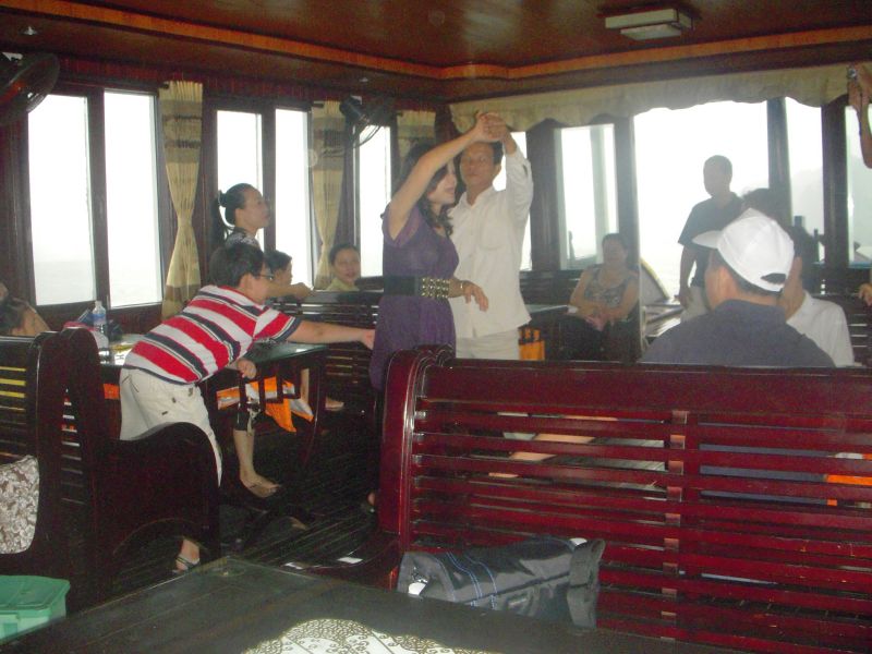 Khiêu vũ trên tàu du lịch Hạ Long